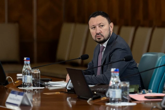 Ministrul a dezvăluit că astfel de bonusuri sunt date în mai multe regii FOTO Facebook/Mircea Fechet