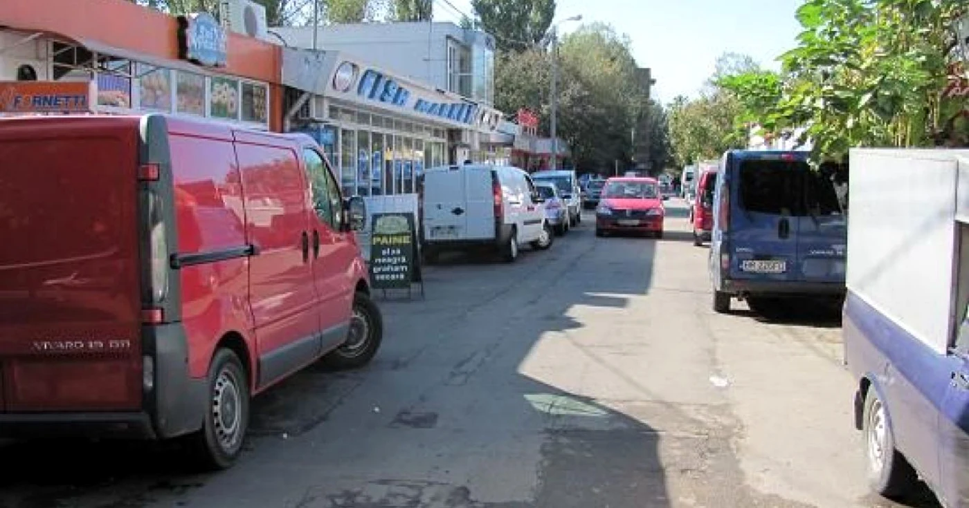 Zona Pieţei Mari este aglomerată din pricina maşinilor de marfă