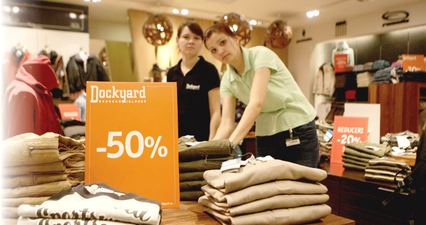 Nebunia cumpărăturilor de Sărbători revine în forţă odată cu sezonul ofertelor promoţionale. De la începutul lunii și până la 15 ianuarie găsiţi în magazine promoţii substanţiale, la preţuri mai mici, chiar şi cu 50%.