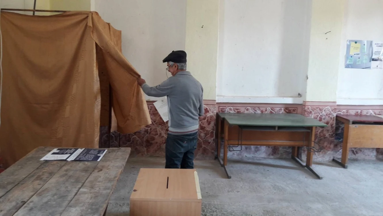 Românii, aşteptaţi la urne FOTO Şt.Both