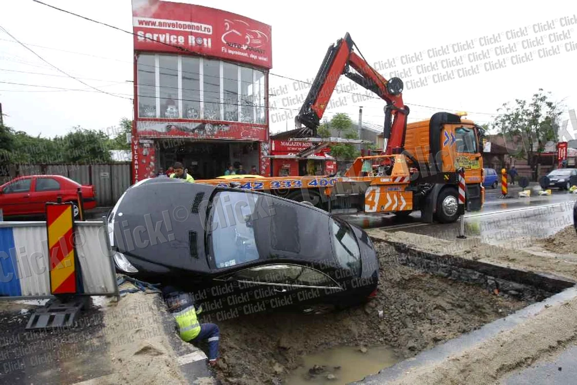 Omul de afaceri Cristi Iancu a intrat cu Mercedesul în groapă. (Foto: Marian Vilău)