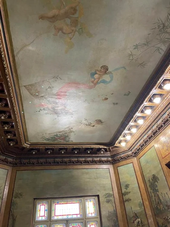 Tavanul este, de asemenea, opera lui Ștefan Luchian