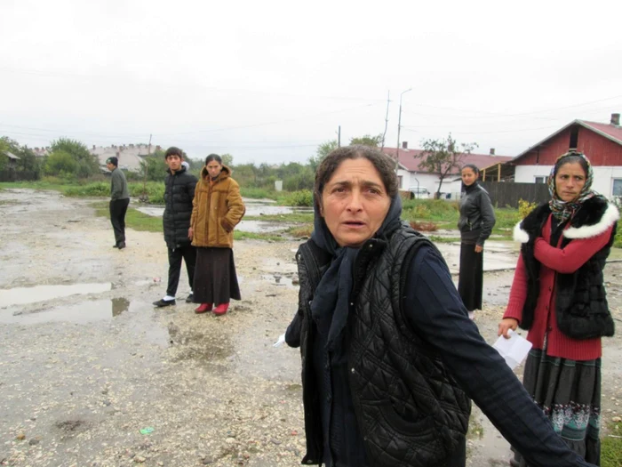 Familiile evacuate dorm acum sub cerul liber, în faţa barăcilor. Foto Adevărul