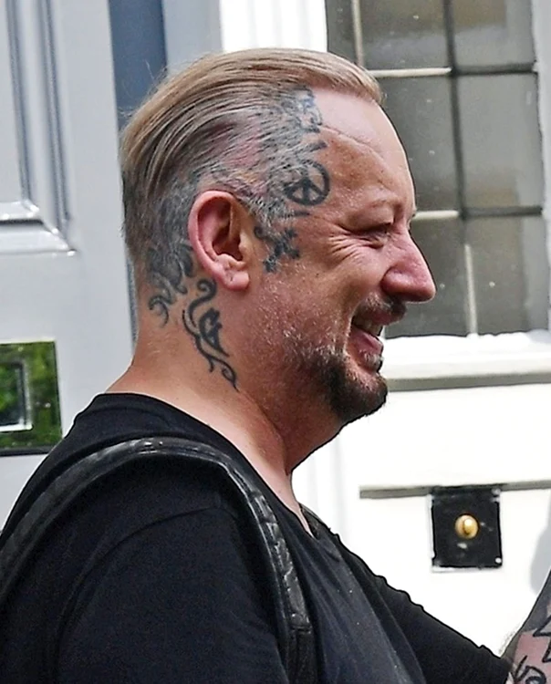 Boy George este tatuat pe față