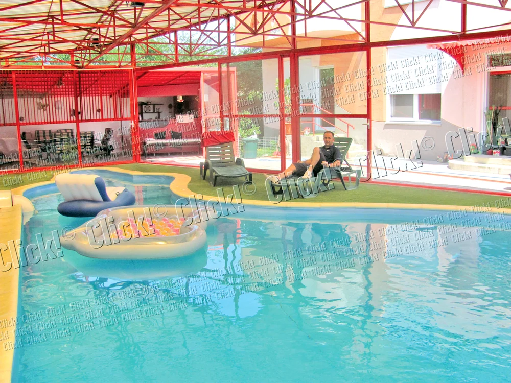 Şi-a amenajat şi o piscină acoperită, în care a investit în jur de 50 de mii de euro. Aici se răcoreşte în zilele caniculare