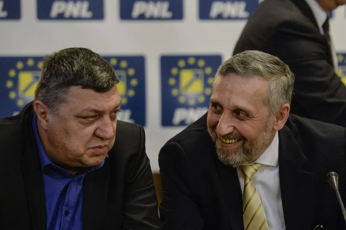 Zâmbete cordiale: Teodor Atanasiu şi Marian Munteanu Foto: Mediafax