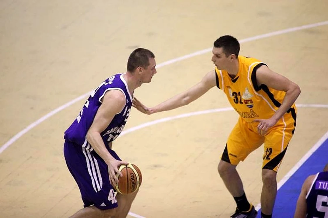 Sarovic (stânga) a reuşit un double-double. FOTO: bctimisoara.ro