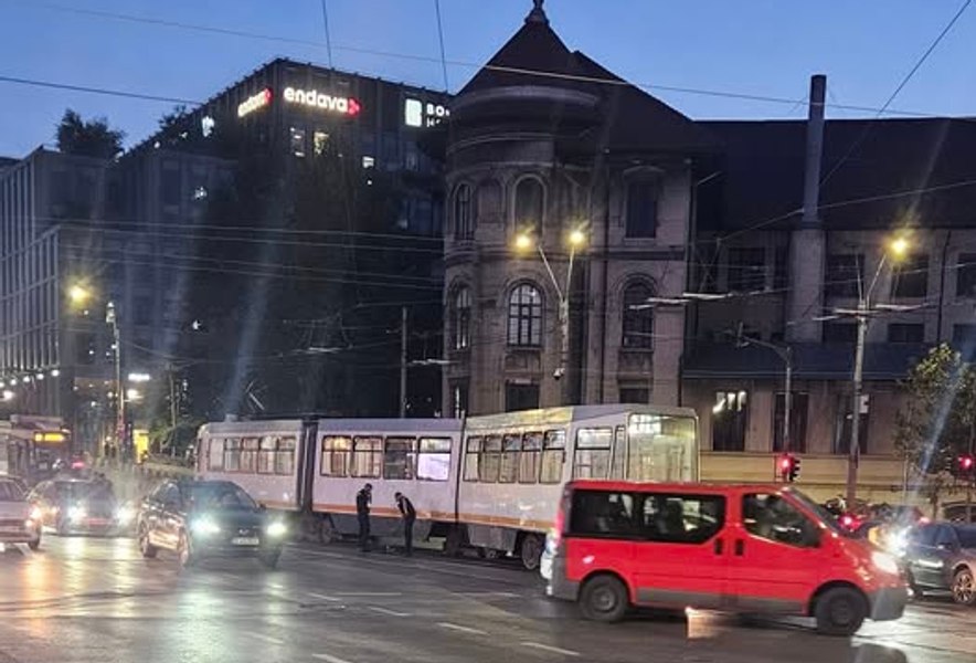 Tramvai deraiat în București, după ce a lovit o trotinetă electrică