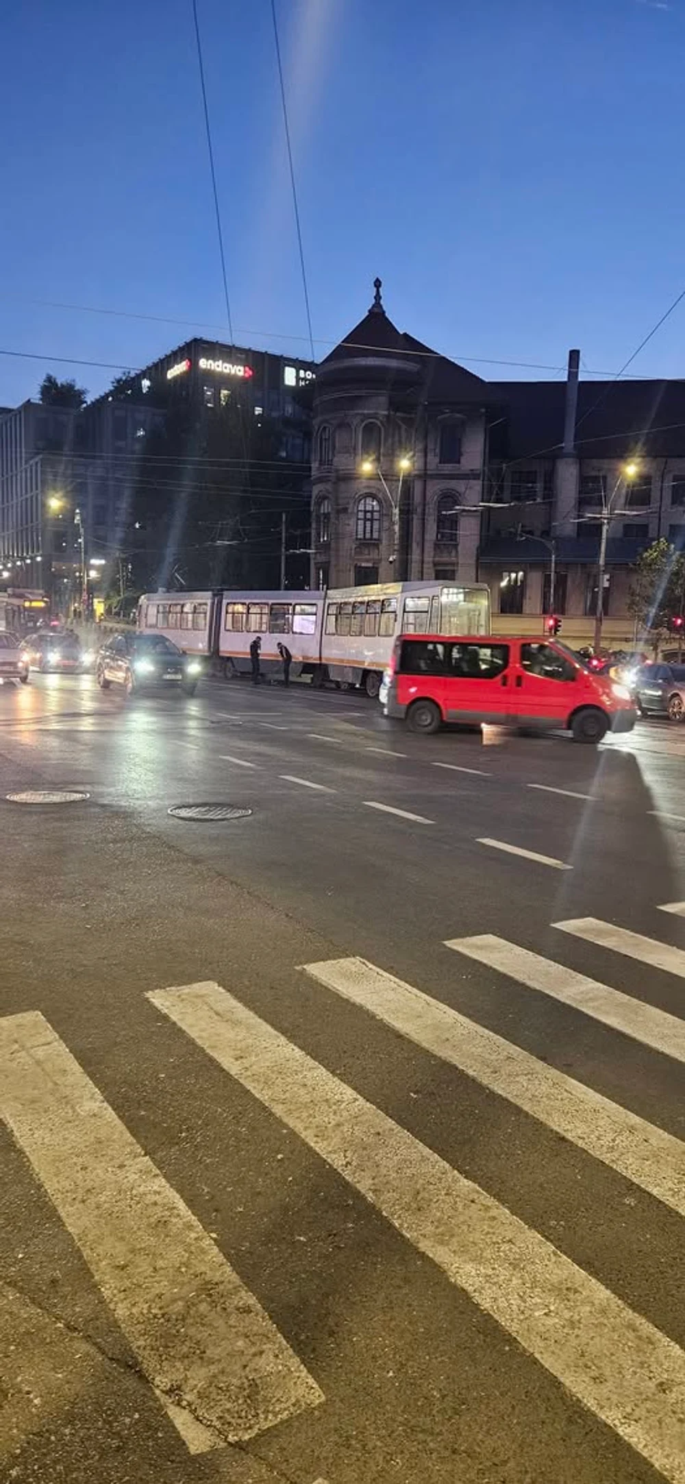 Tramvai deraiat în București, după ce a lovit o trotinetă electrică