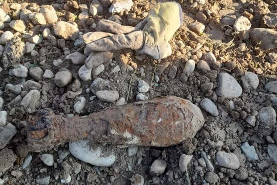Un muncitor bihorean care lucra la rețeaua de canalizare a găsit o bombă neexplodată. De când se afla acolo