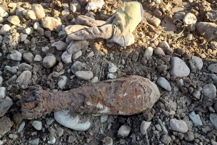 Un muncitor a găsit o bombă artizanală în comuna Sânmartin/FOTO: Bihor Online
