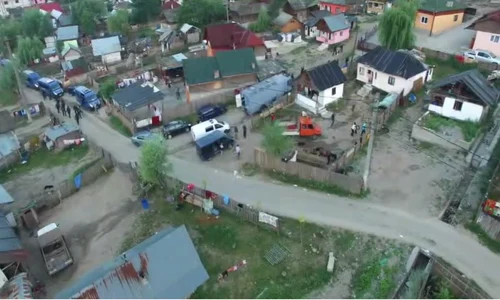 Mai multe gospodării din satul Gămăceşti au fost luate, ieri, cu asalt de mascați png