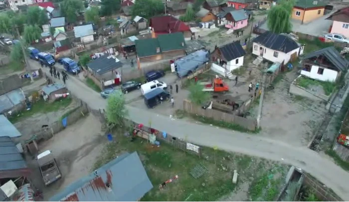 Mai multe gospodării din satul Gămăceşti au fost luate, ieri, cu asalt de mascați