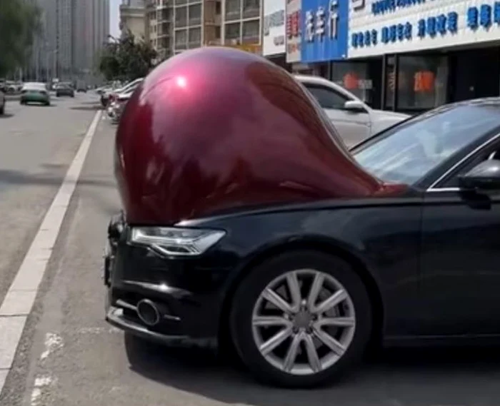 Mașină din China cu capota umflată