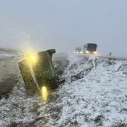 Cinci persoane se aflau în microbuzul răsturnat în Brăila FOTO ISU Brăila jpg