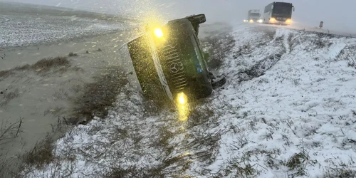 Cinci persoane se aflau în microbuzul răsturnat în Brăila FOTO ISU Brăila jpg