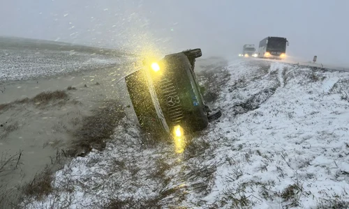 Cinci persoane se aflau în microbuzul răsturnat în Brăila FOTO ISU Brăila jpg