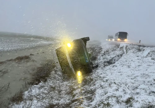Cinci persoane se aflau în microbuzul răsturnat în Brăila FOTO ISU Brăila jpg
