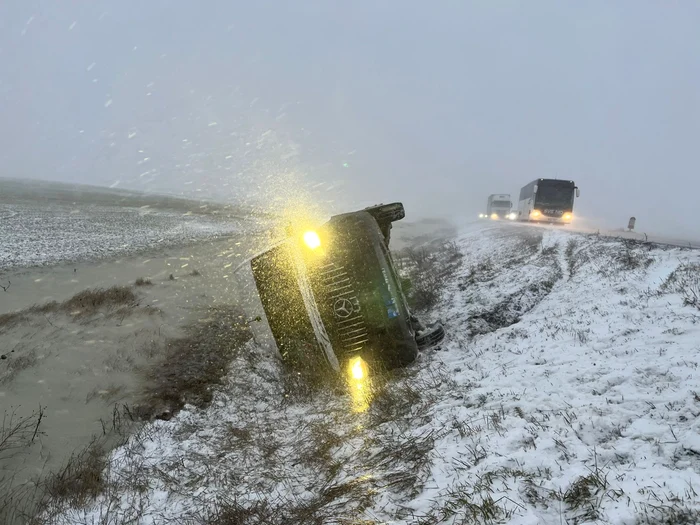 Cinci persoane se aflau în microbuzul răsturnat în Brăila FOTO ISU Brăila