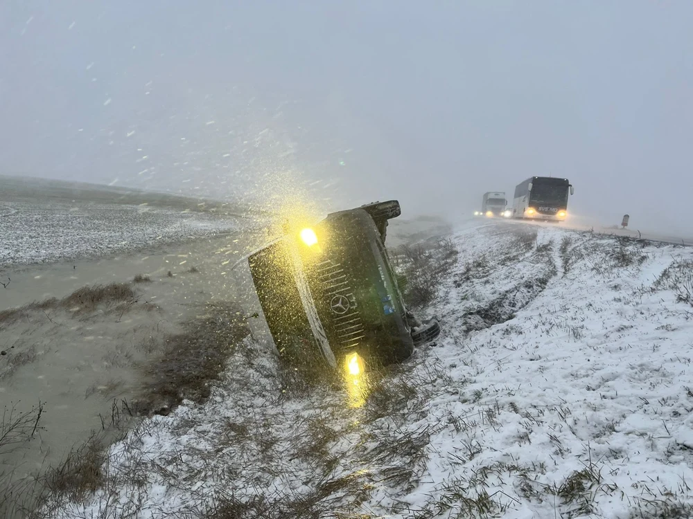 Haos pe șosele din cauza ninsorilor. Două microbuze derapate, mai multe persoane blocate în zăpadă