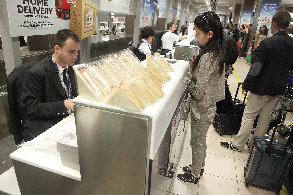 
    În zona de check-in, pasagerii se puteau servi cu sendvişuriFoto: Sever Gheorghe  