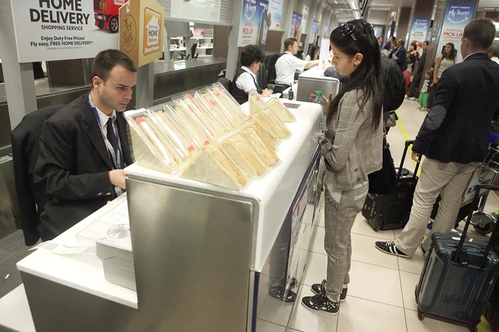 În zona de check-in, pasagerii se puteau servi cu sendvişuriFoto: Sever Gheorghe