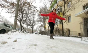 Vara, trotuarele din București sunt sparte, iar iarna sunt pline cu zăpadă și ghețuș jpeg