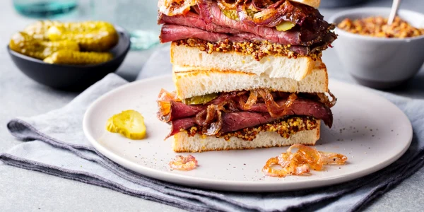 sandvis pastrama foto shutterstock