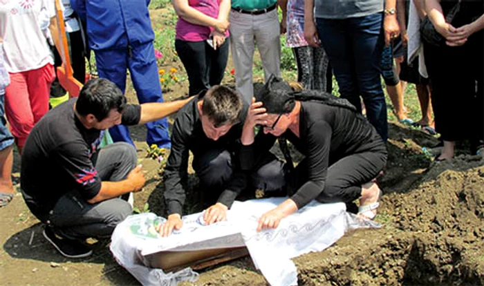 
    Tatăl și bunica micuțului, răpuși de durere (foto:monitoruldevaslui.ro)  