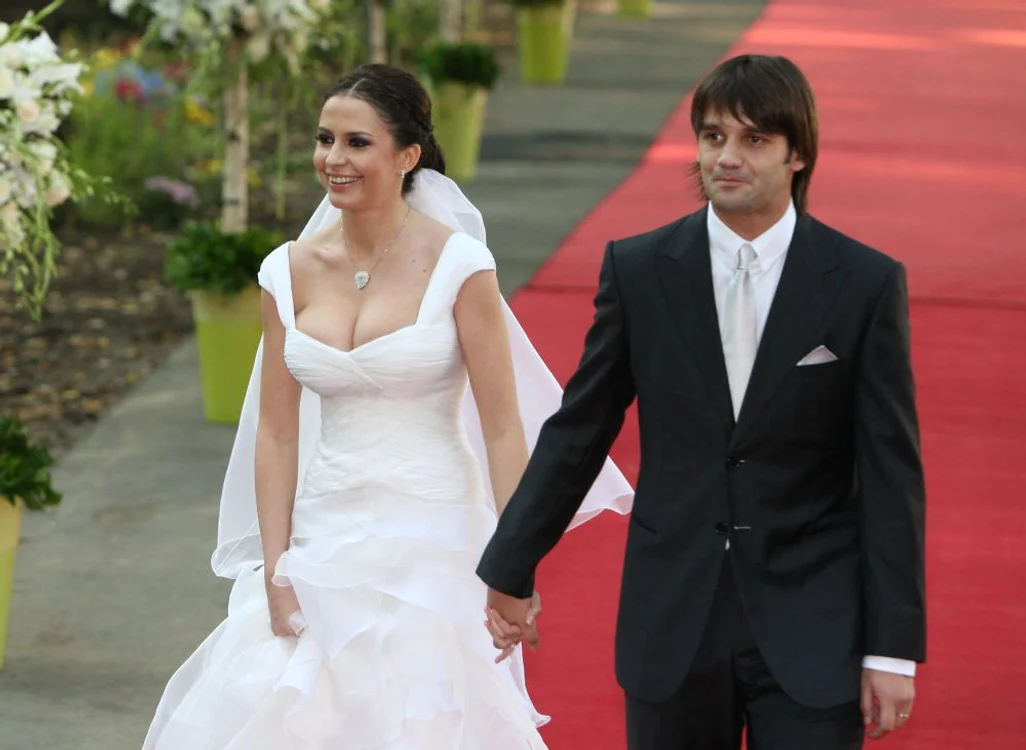 Pe 6 iulie 2008, Adelina Chivu, bine dotată de la Mama Natură, l-a dus pe Cristi Chivu la altar