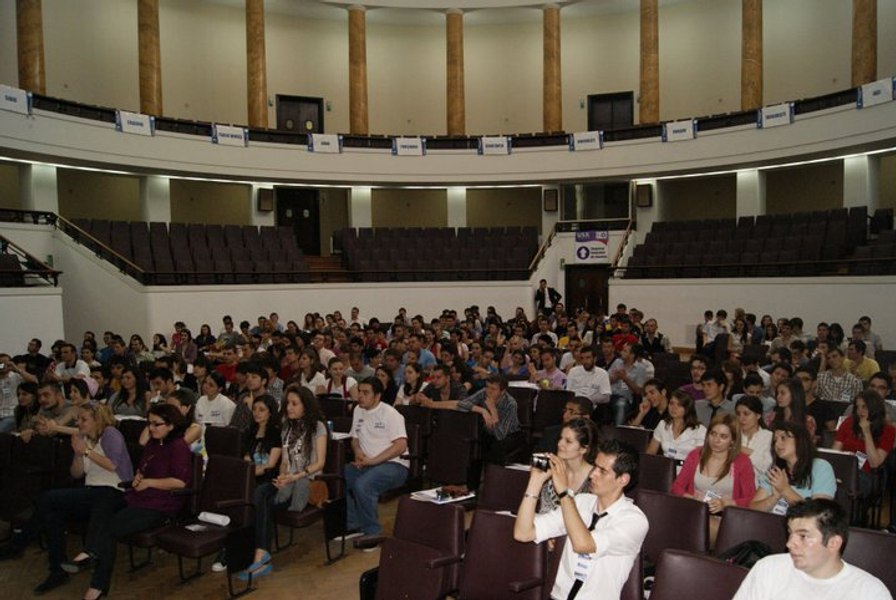 Mai multe asociații ale studenților protestează față de intenția Guvernului de a elimina reduceri la transportul public și înghețarea burselor