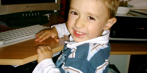 Cezar Andrei (3 ani) preferă să se joace la calculator decât să asculte poveşti