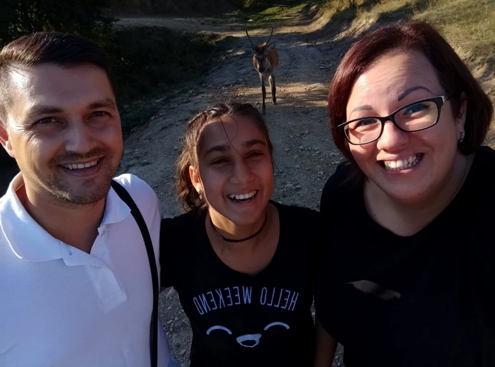 Maria a fost adoptată de Andreea şi Atilla în urmă cu 2 ani, când avea 9 ani. “Pentru noi e copilul perfect", spune Andreea