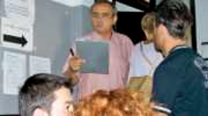 Românii fără acte aşteaptă la cozi
