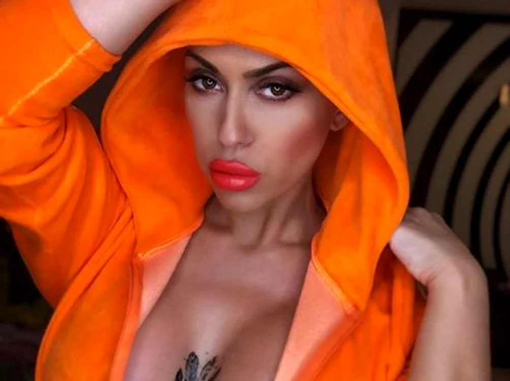
    Anda Adam a renunțat la sutien pentru a-și etala tatuajul pe rețelele de socializareFoto: Instagram   