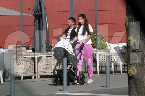 Pepe și Yasmine au ieșit la plimbare cu bebelușul