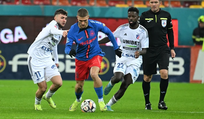Daniel Bîrligea (albastru), golgheterul din Superliga României (FOTO: Sportpictures)