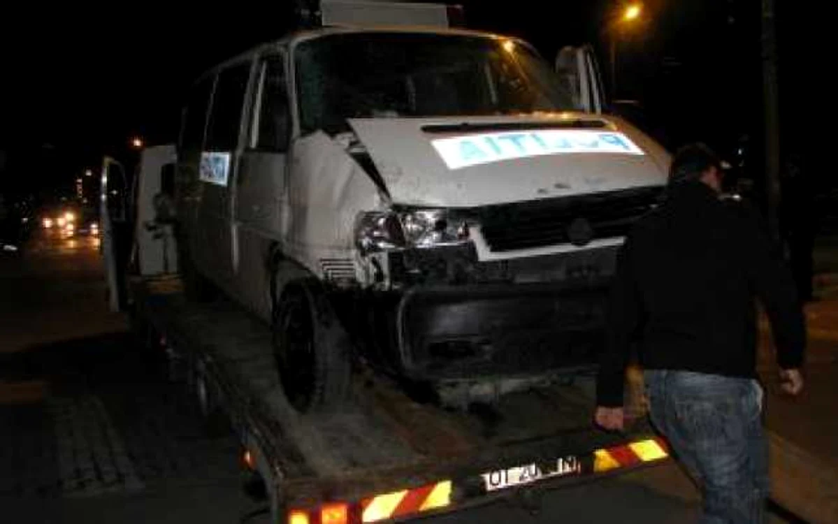 Slatina: Doi agenţi au fost răniţi după ce duba de poliţie s-a răsturnat la semafor