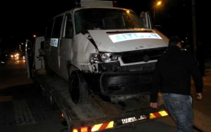 Slatina: Doi agenţi au fost răniţi după ce duba de poliţie s-a răsturnat la semafor
