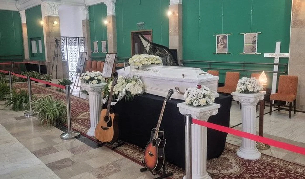 Trupul lui Vocavi, depus în foaierul Filarmonicii Banatul. FOTO buletindetimisoara.ro 