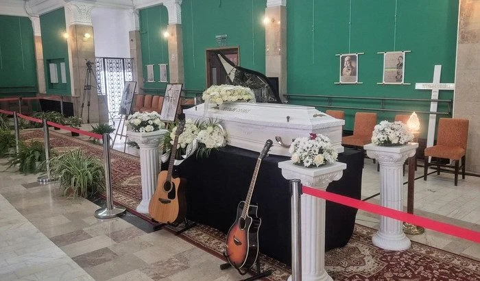 Trupul lui Vocavi, depus în foaierul Filarmonicii Banatul. FOTO buletindetimisoara.ro 