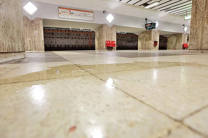 Universitate. Altă stație, alți pereți nevăruiți de mult timpFoto: Sever Gheorghe