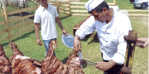 Bucătarii pregătesc viţel  la proţap şi alte bunătăţi