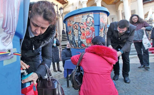 Peste 20 de vase cu 500 de litri de apă vor fi sfinţite de Patriarhul Daniel