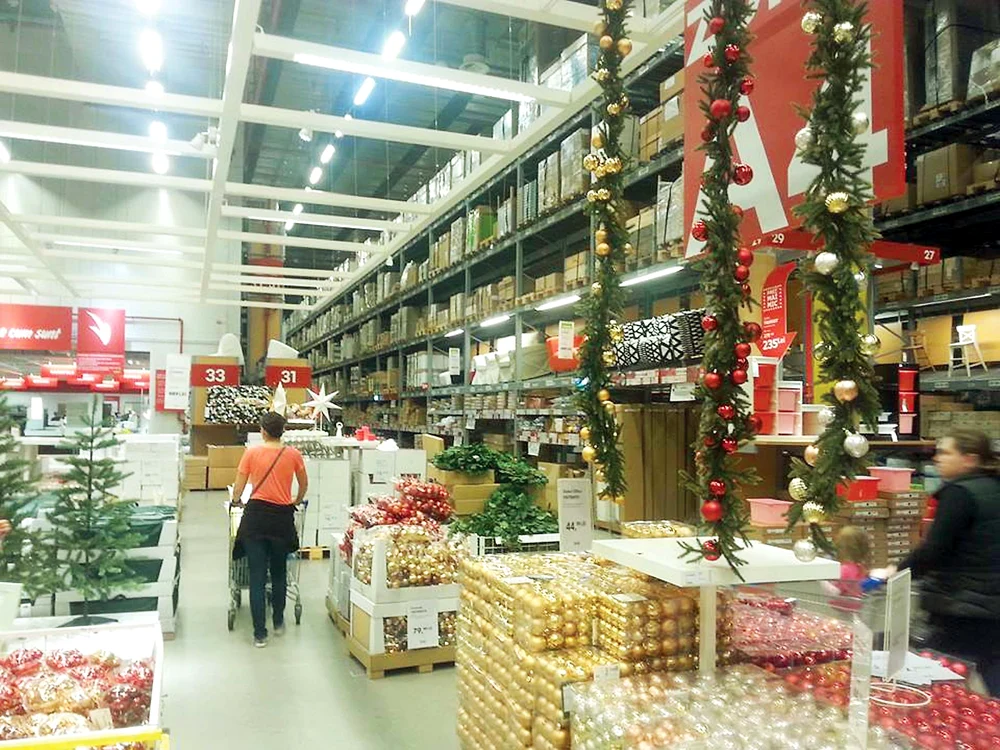 În hipermarketuri se vând ornamente de brad de la începutul luniiFotografii: Facebook, Andreea Dancu, Dorin Constanda, Sever Gheorghe