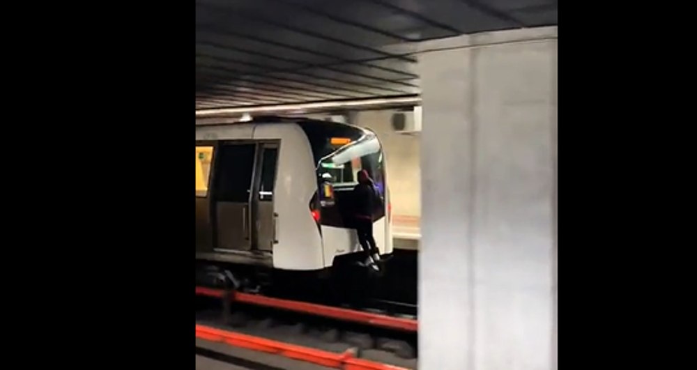 Reacția Poliției Capitalei după ce un tânăr costumat în Spiderman a fost filmat agățat de vagonul unui metrou în mers