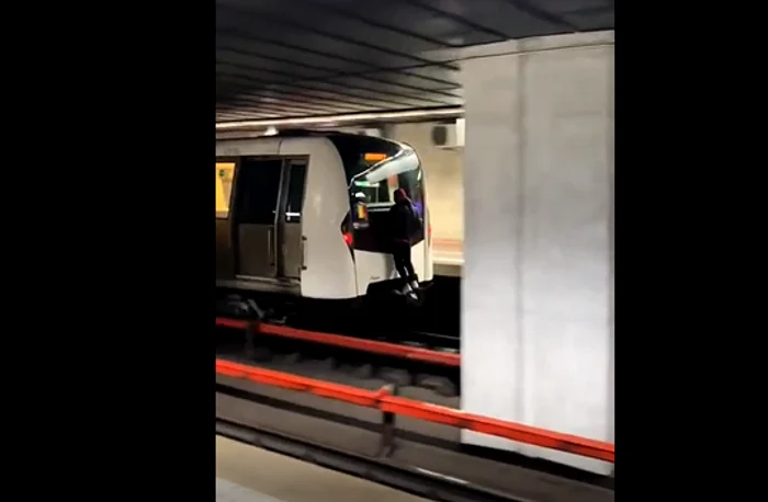 Tânărul a fost filmat agățat de metroul aflat ăn mers. FOTO captura reddit.com