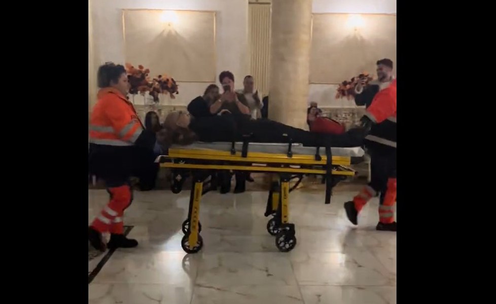 Filmare virală cu un nuntaș care a plecat pe targă de la petrecere: „Măcar a rămas cu banii în buzunar/ Dansul pinguinului e istorie!”