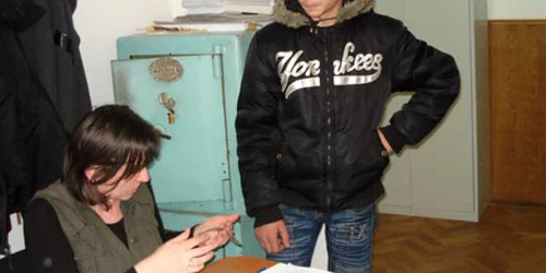Un elev nevoiaş de la Grupul Şcolar Industrial „Letea“ îşi încasează ajutorul