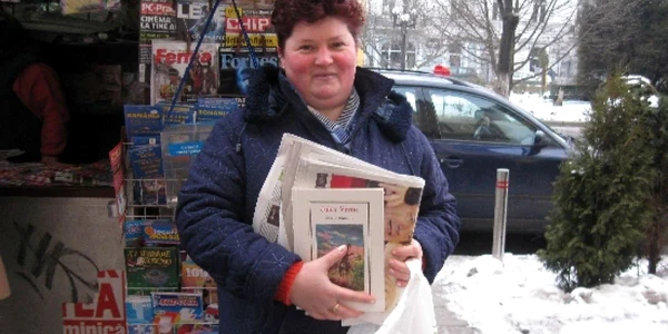 Maria Pastor cumpără în fiecare miercuri cărţile din colecţia Jules Verne